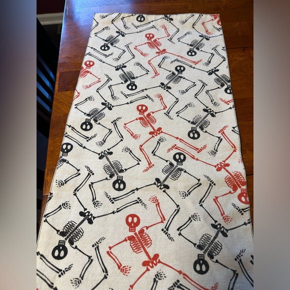 •HALLOWEEN DANCING SKELETONS REVERSIBLE BLACK CLOTH TABLE RUNNER• - Picture 5 of 5